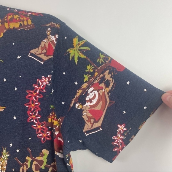 Free Planet NWOT Men's Short Sleeve Christmas T-Shirt Hawaiian Hula Santa Small - Picture 3 of 11